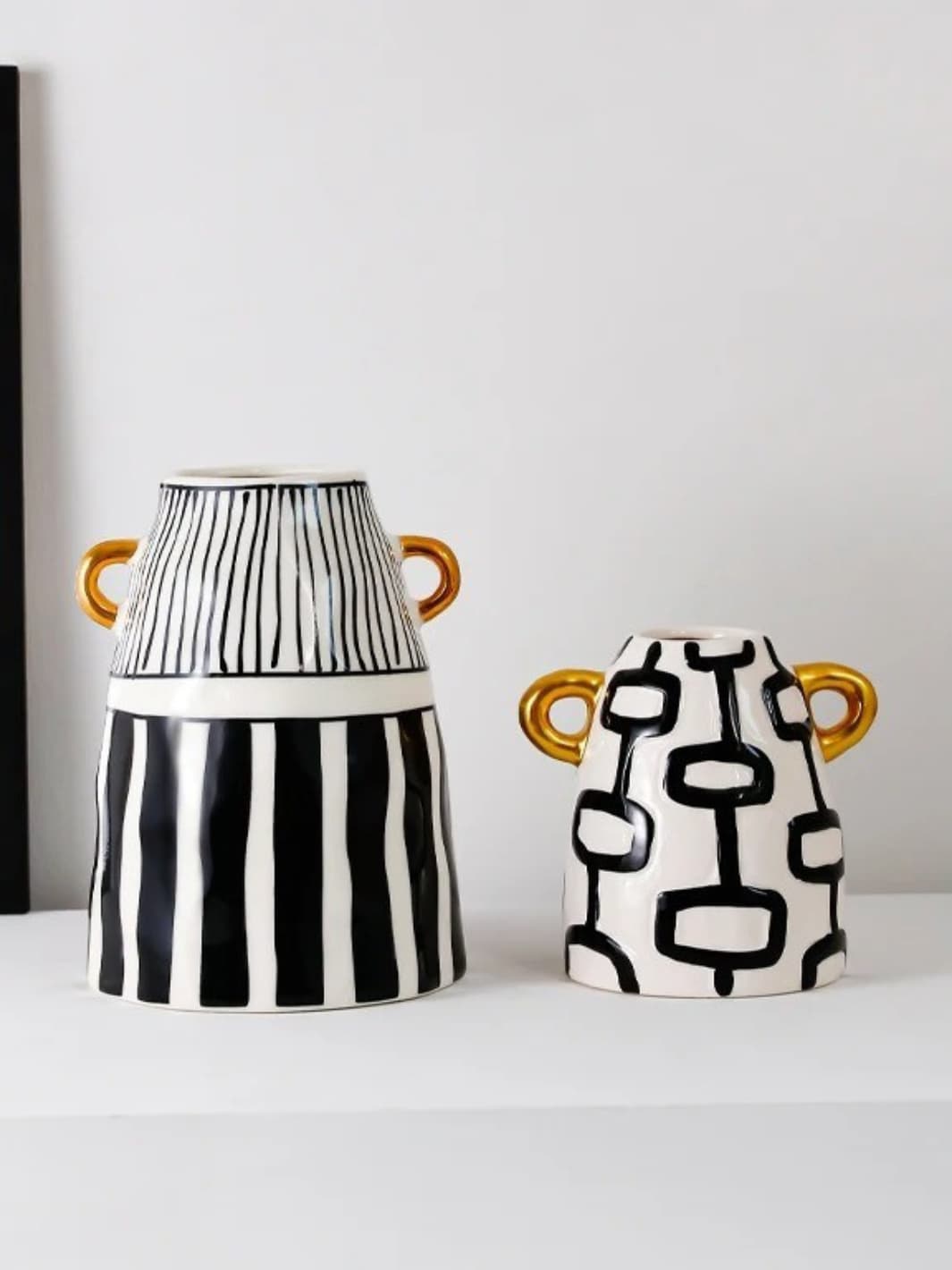 Vase | Motifs noirs géométriques et anses dorées