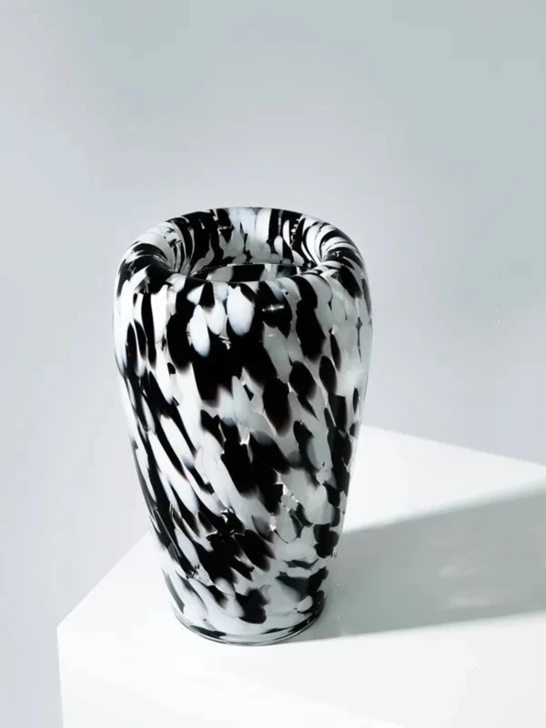 Vase | Pièce d’art en verre tacheté noir et blanc
