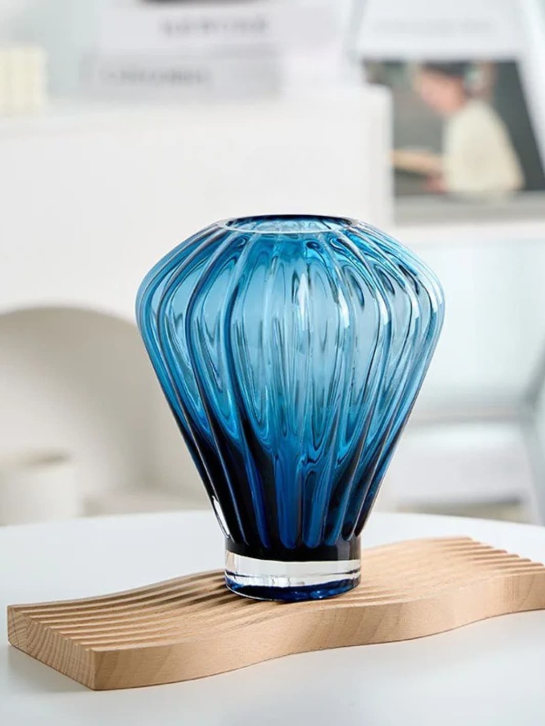Vase | Pot design en verre bleu torsadé
