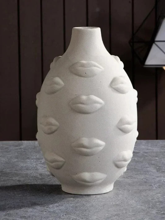 Vase | Design sculptural motif lèvres en relief