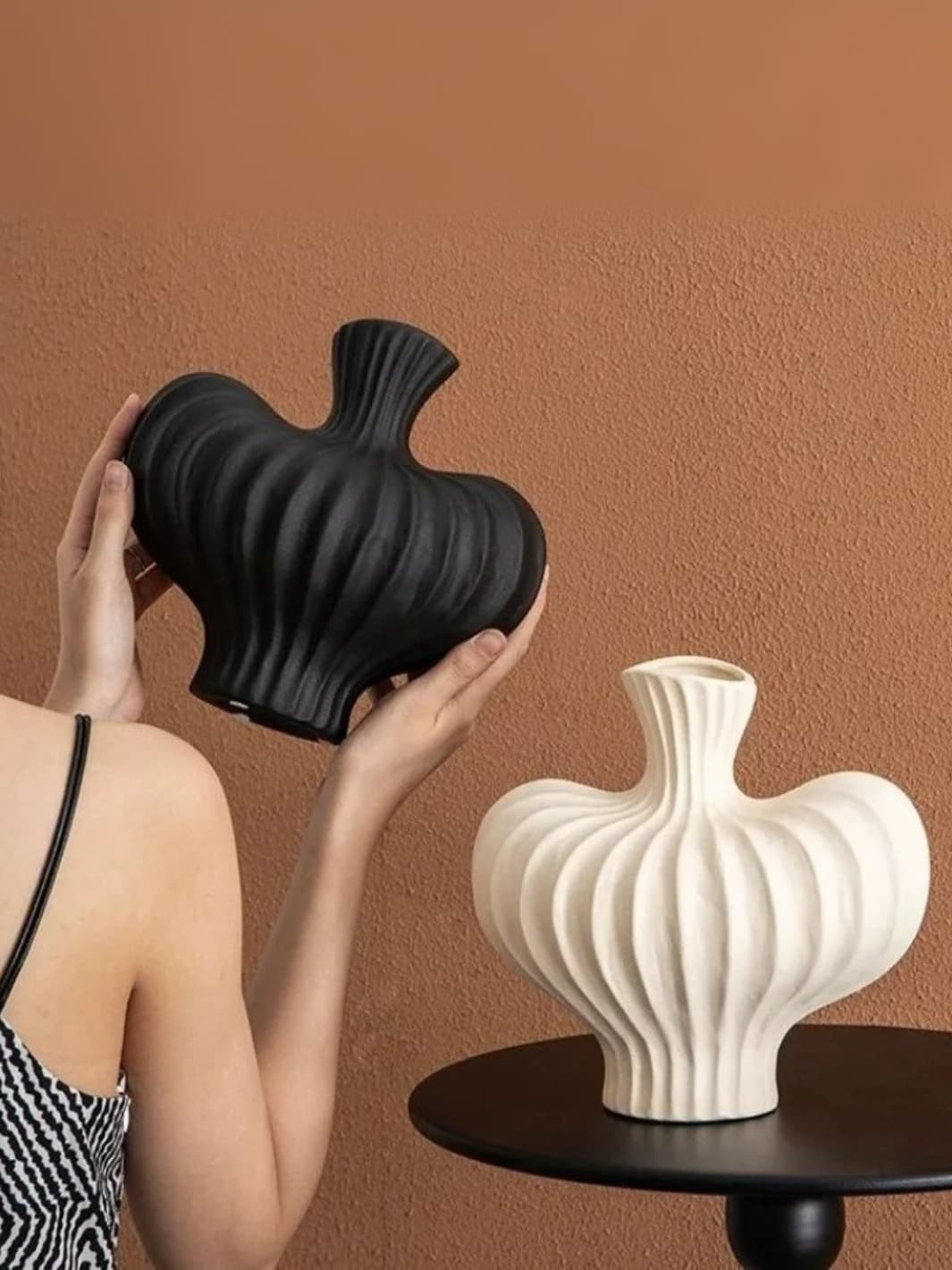Vase | Imitation céramique nervuré blanc et noir