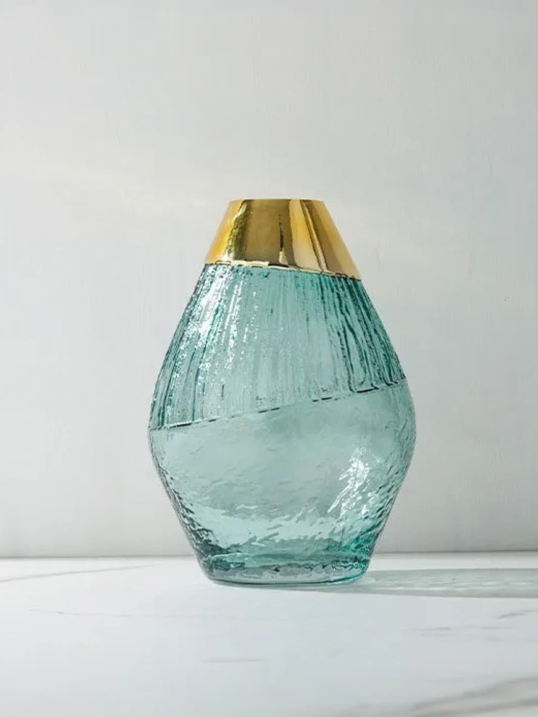 Vase | Pot en verre texturé bleu à col doré