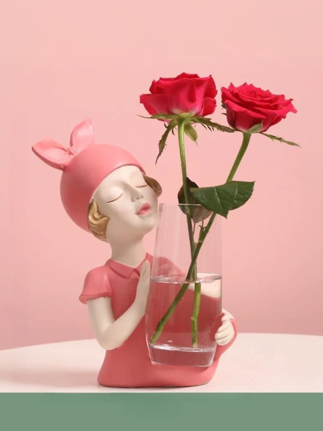 Vase | Fillette avec nœud et verre à fleurs