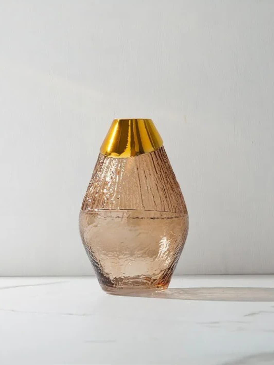 Vase | Pot en verre texturé marron à col doré