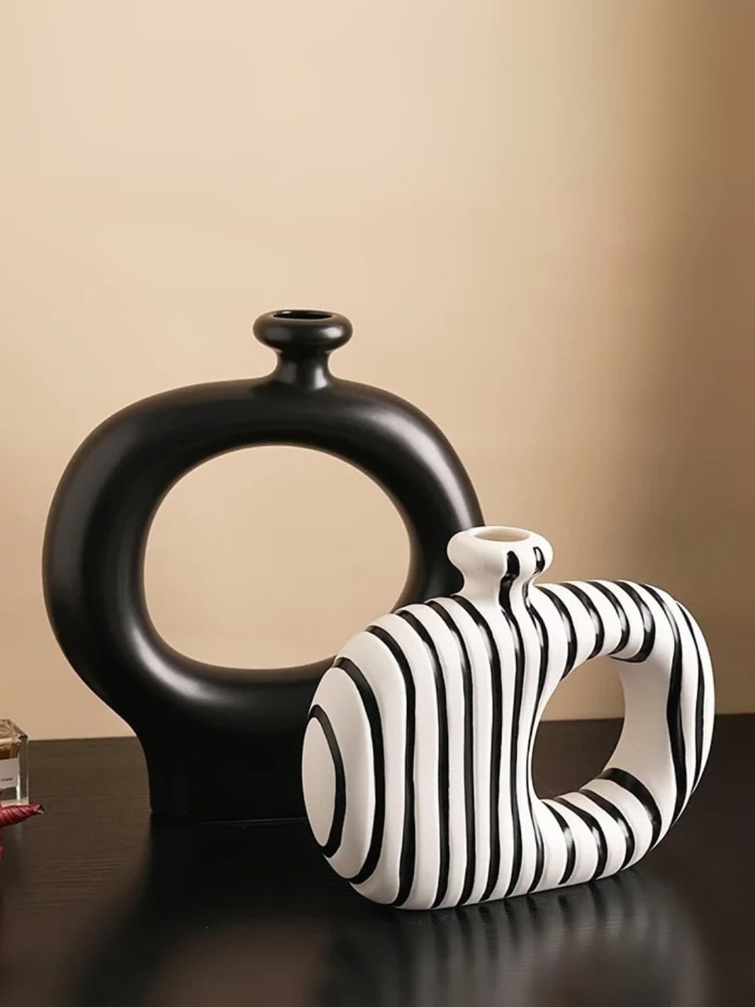 Vase | Cercle noir sculptural en céramique mate