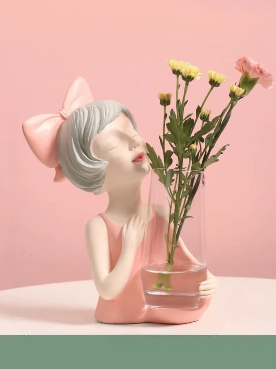 Vase | Fillette avec nœud et verre à fleurs