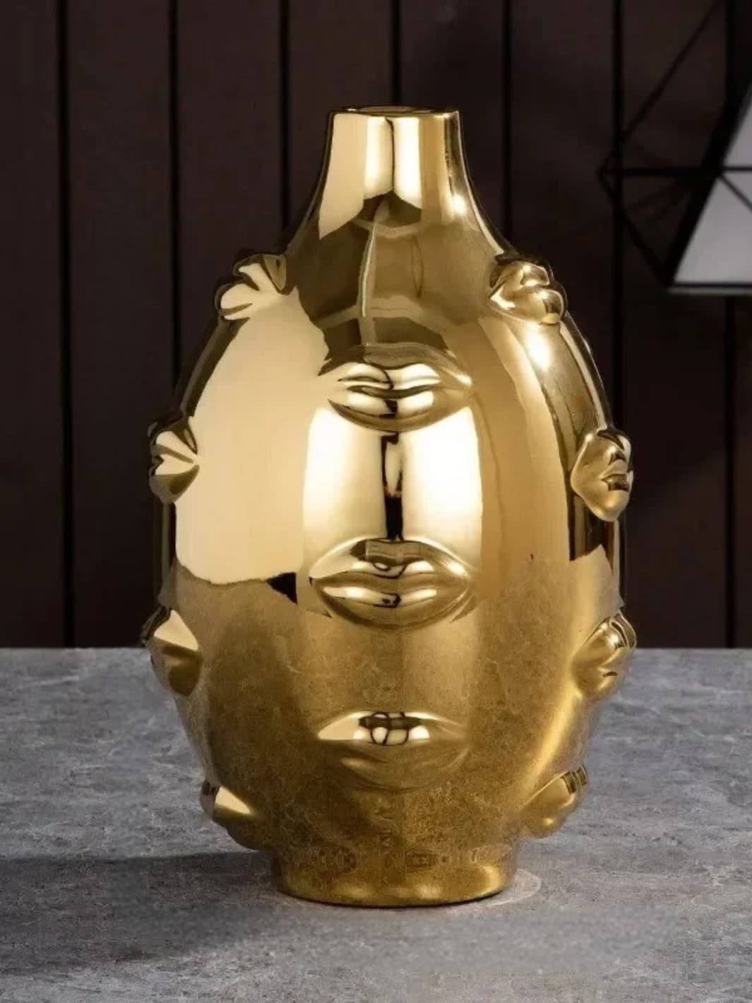 Vase | Design sculptural motif lèvres en relief