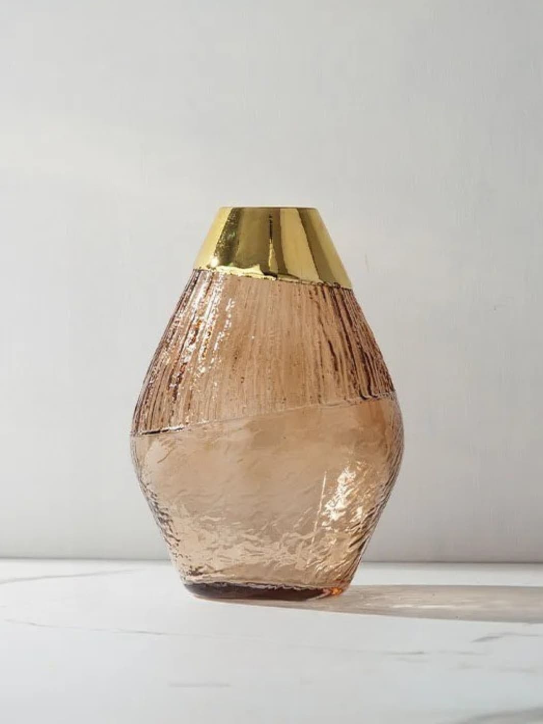 Vase | Pot en verre texturé marron à col doré