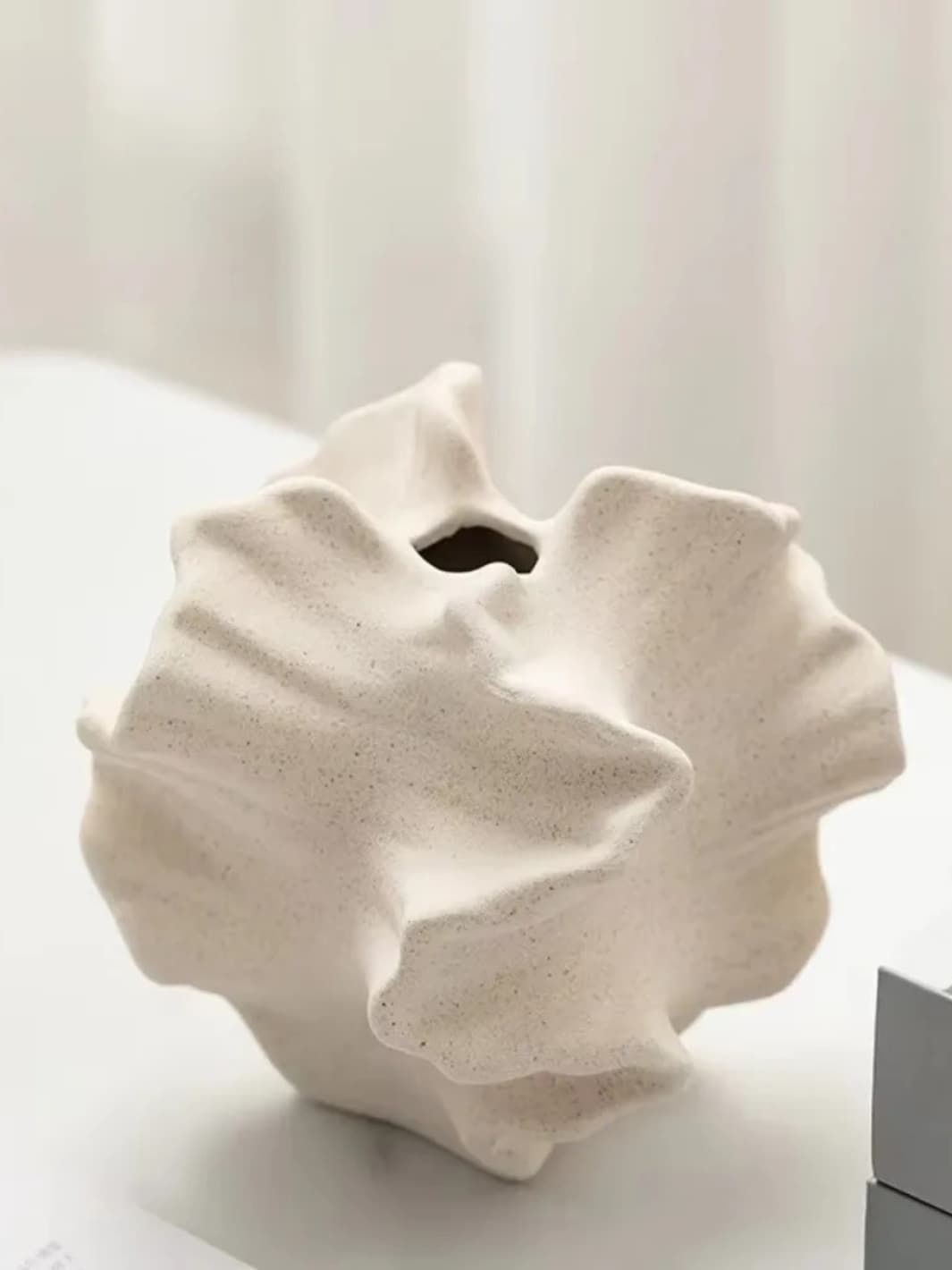 Vase | Coquillage blanc design en céramique ondulée