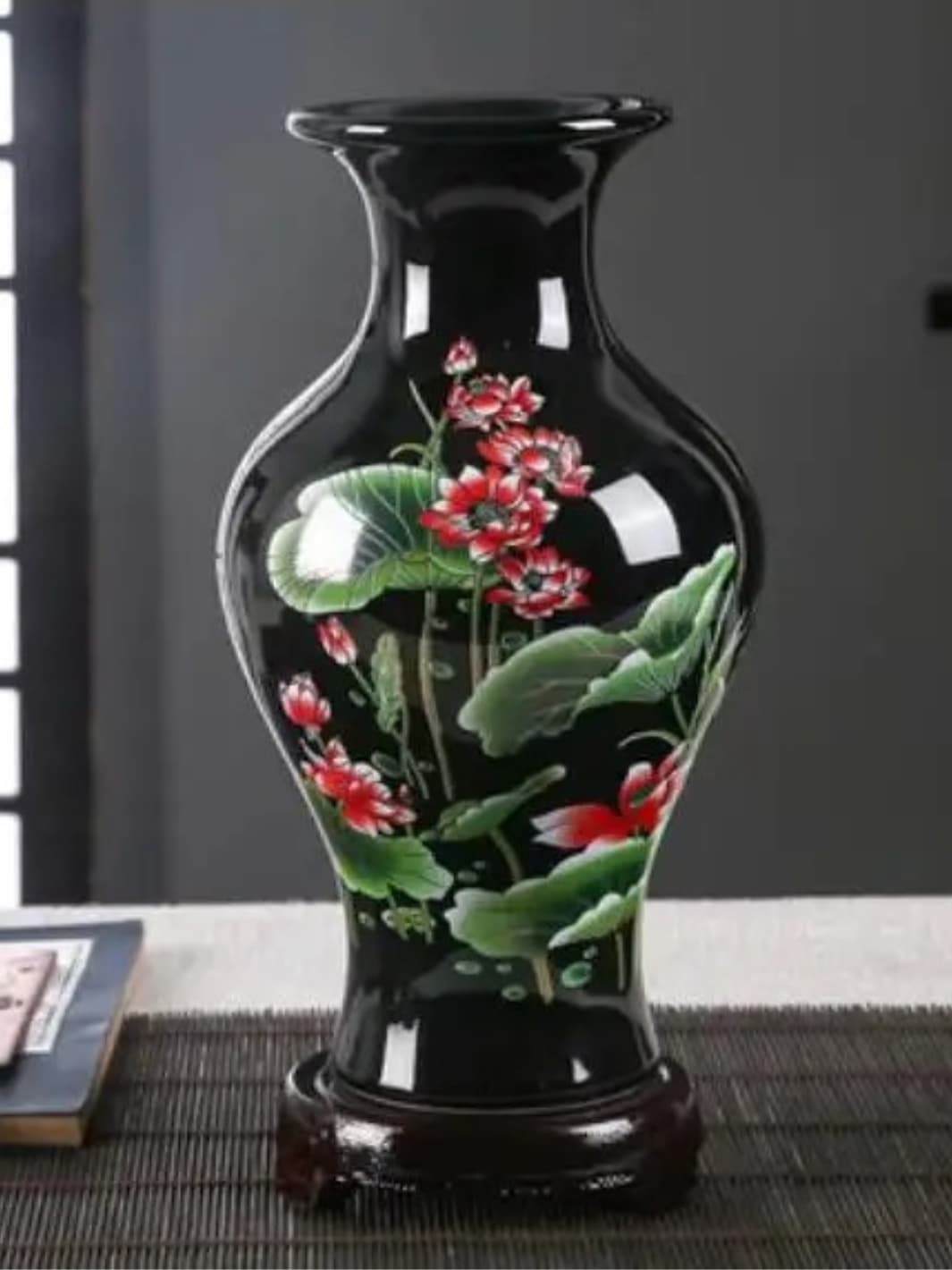Vase | Long col noir émaillé et fleurs rouges