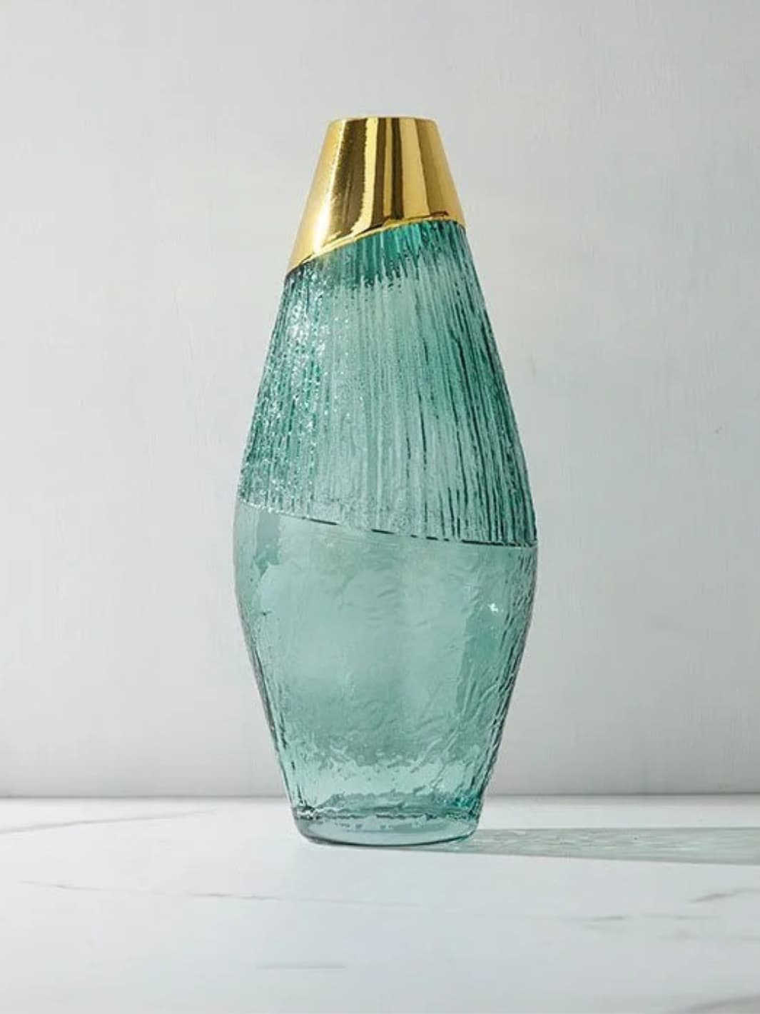 Vase | Pot en verre texturé bleu à col doré