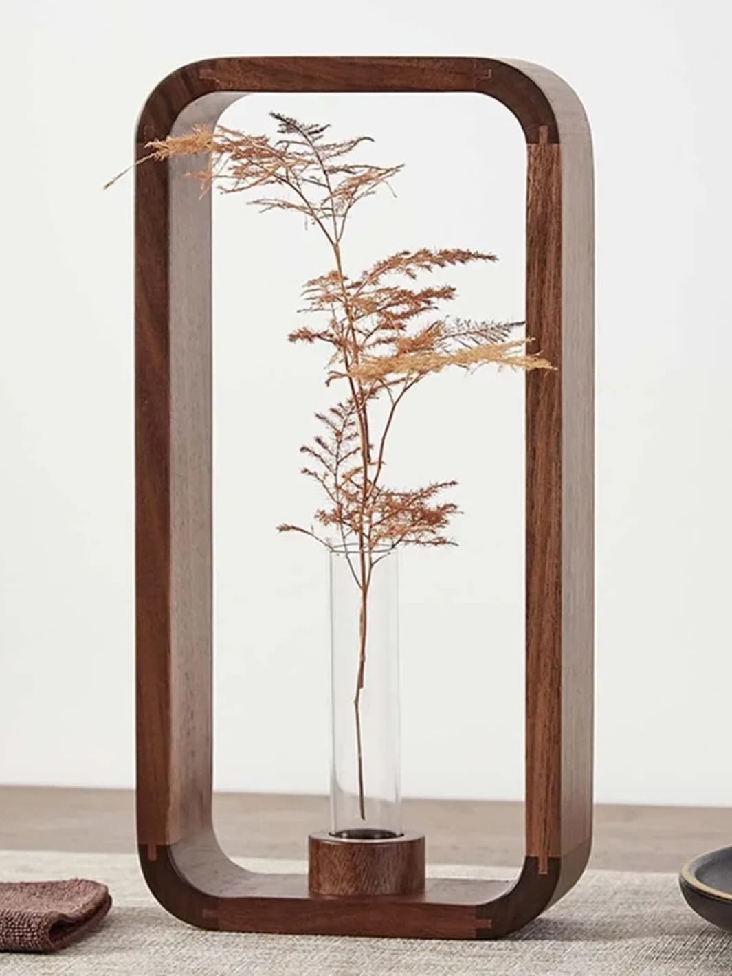 Vase | Tube en verre et cadre bois foncé