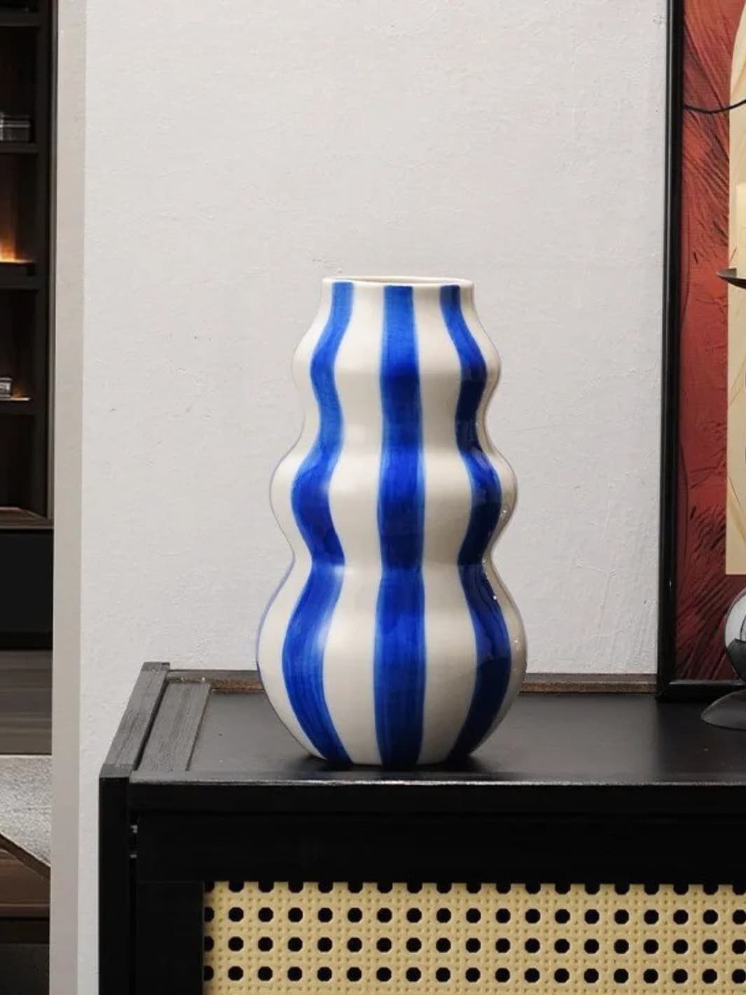 Vase | Tour ondulée à rayures minimalistes