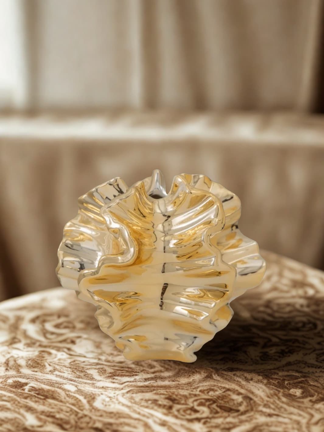 Vase | Coquillage doré design en céramique ondulée