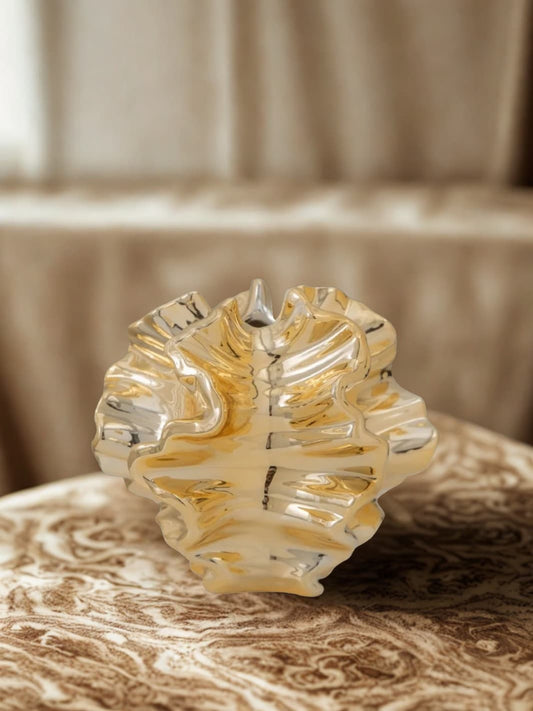 Vase | Coquillage doré design en céramique ondulée