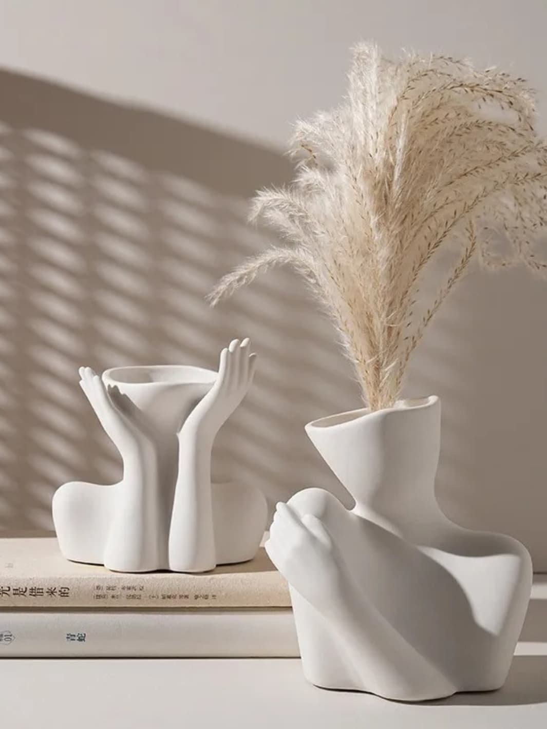 Vase | Mains en offrande sculpturales