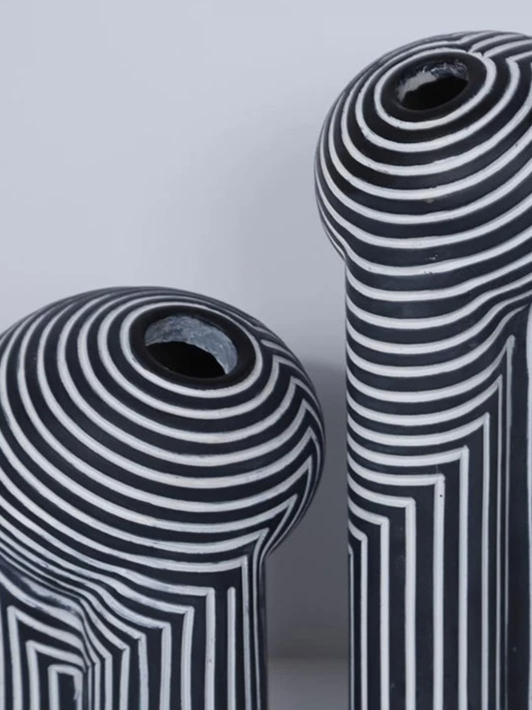 Vase | Sculptures modernes rayées en résine noire et blanche