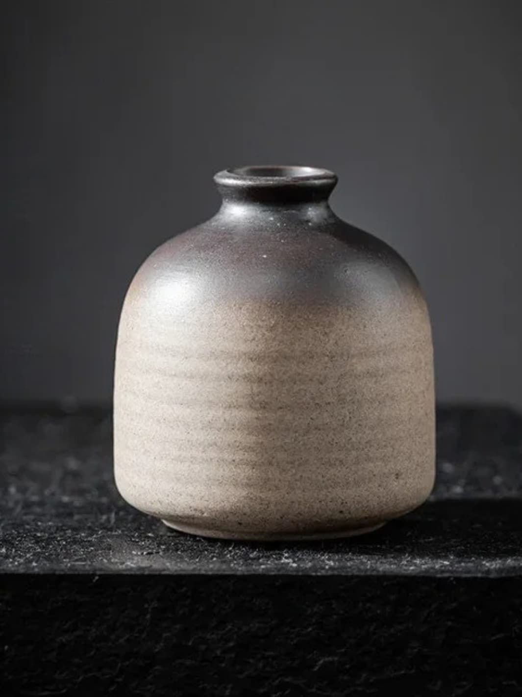 Vase | Petit pot décoratif en grès brut effet enfumé