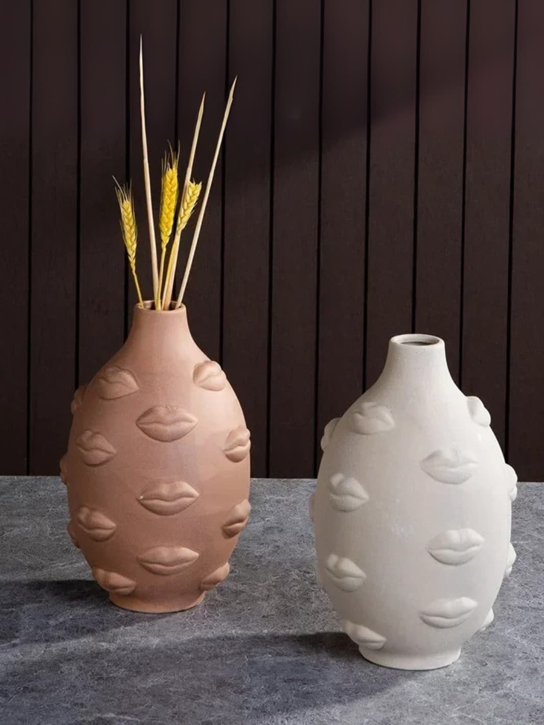 Vase | Design sculptural motif lèvres en relief