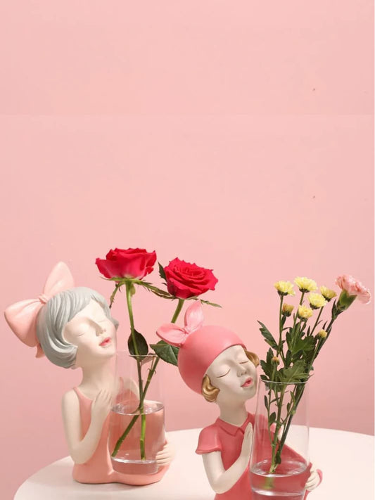 Vase | Fillette avec nœud et verre à fleurs