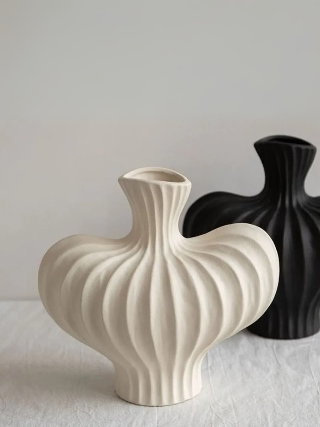 Vase | Imitation céramique nervuré blanc et noir