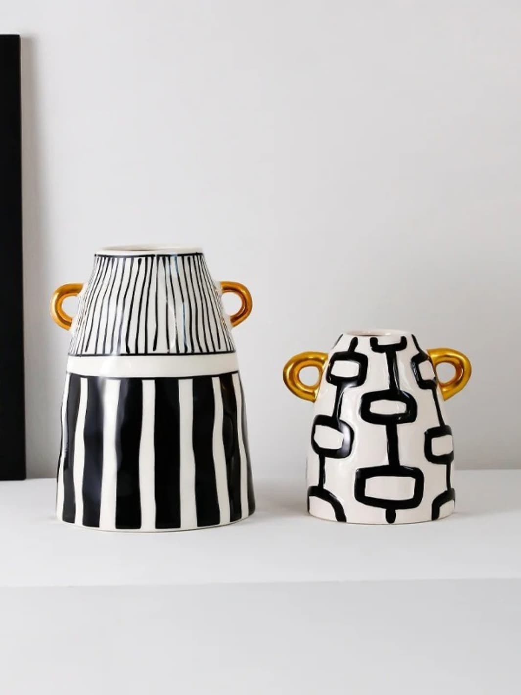 Vase | Rayures noires et blanches et poignées dorées