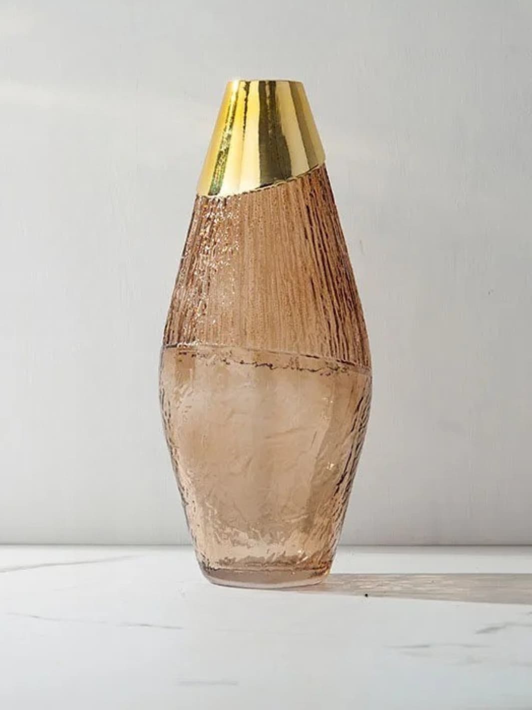 Vase | Pot en verre texturé marron à col doré