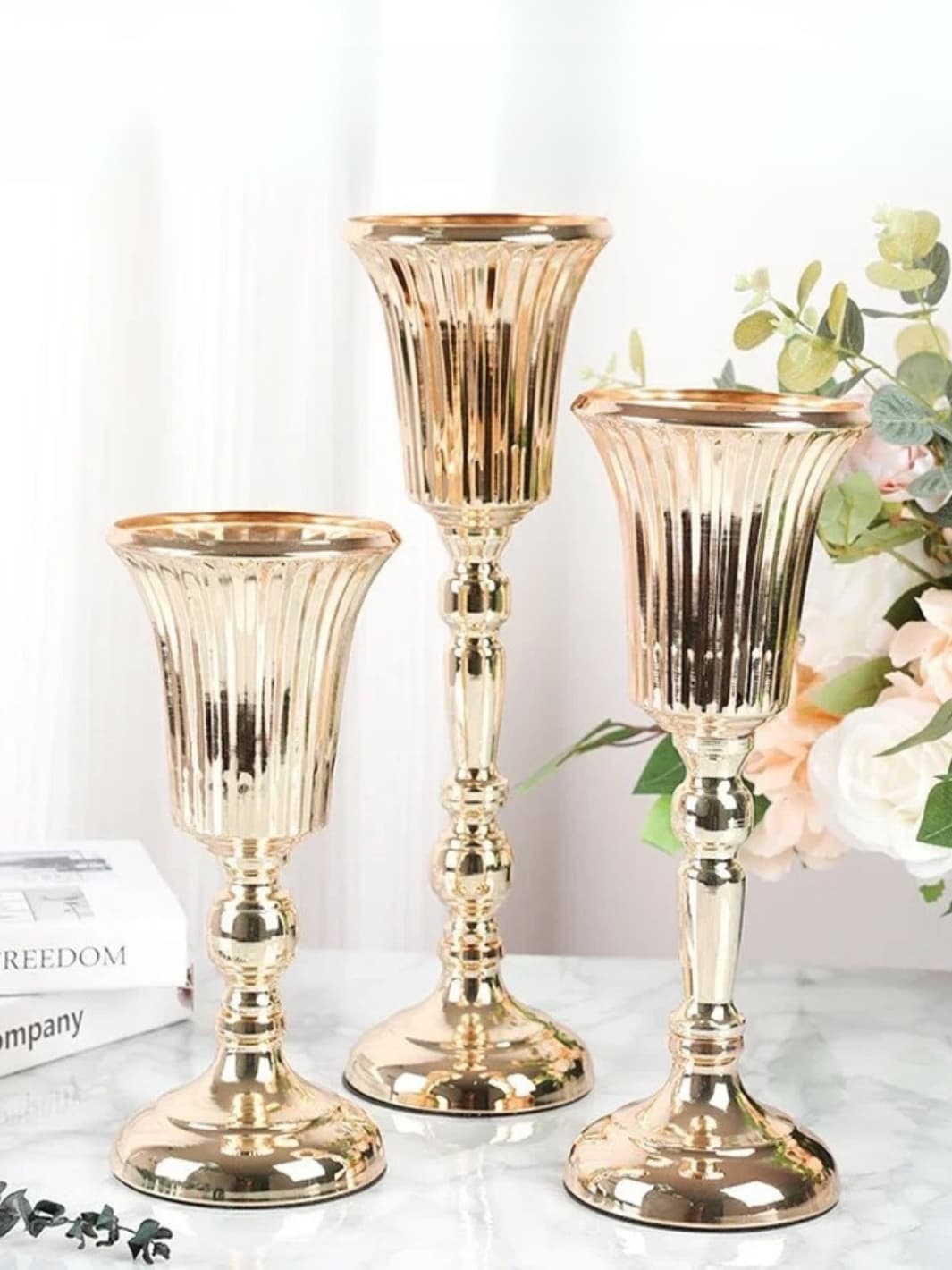 Vase | Pied doré style flûte, finition brillante pour cérémonie