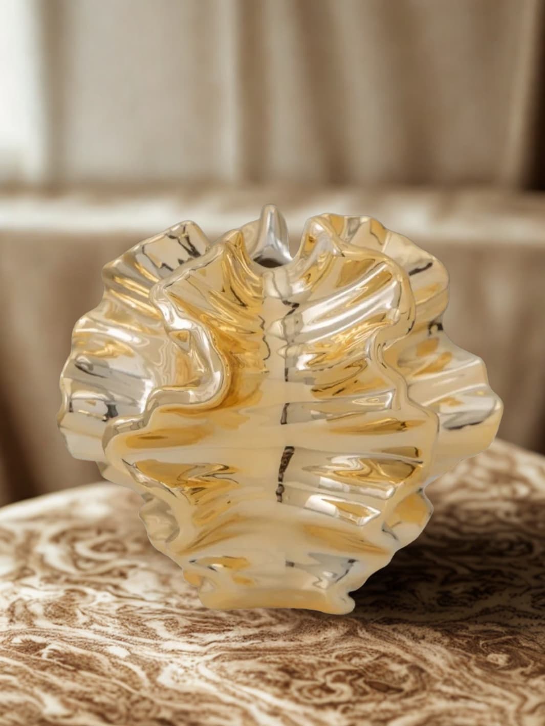 Vase | Coquillage doré design en céramique ondulée