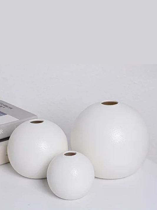 Vase | Boule blanche mate en céramique minimaliste