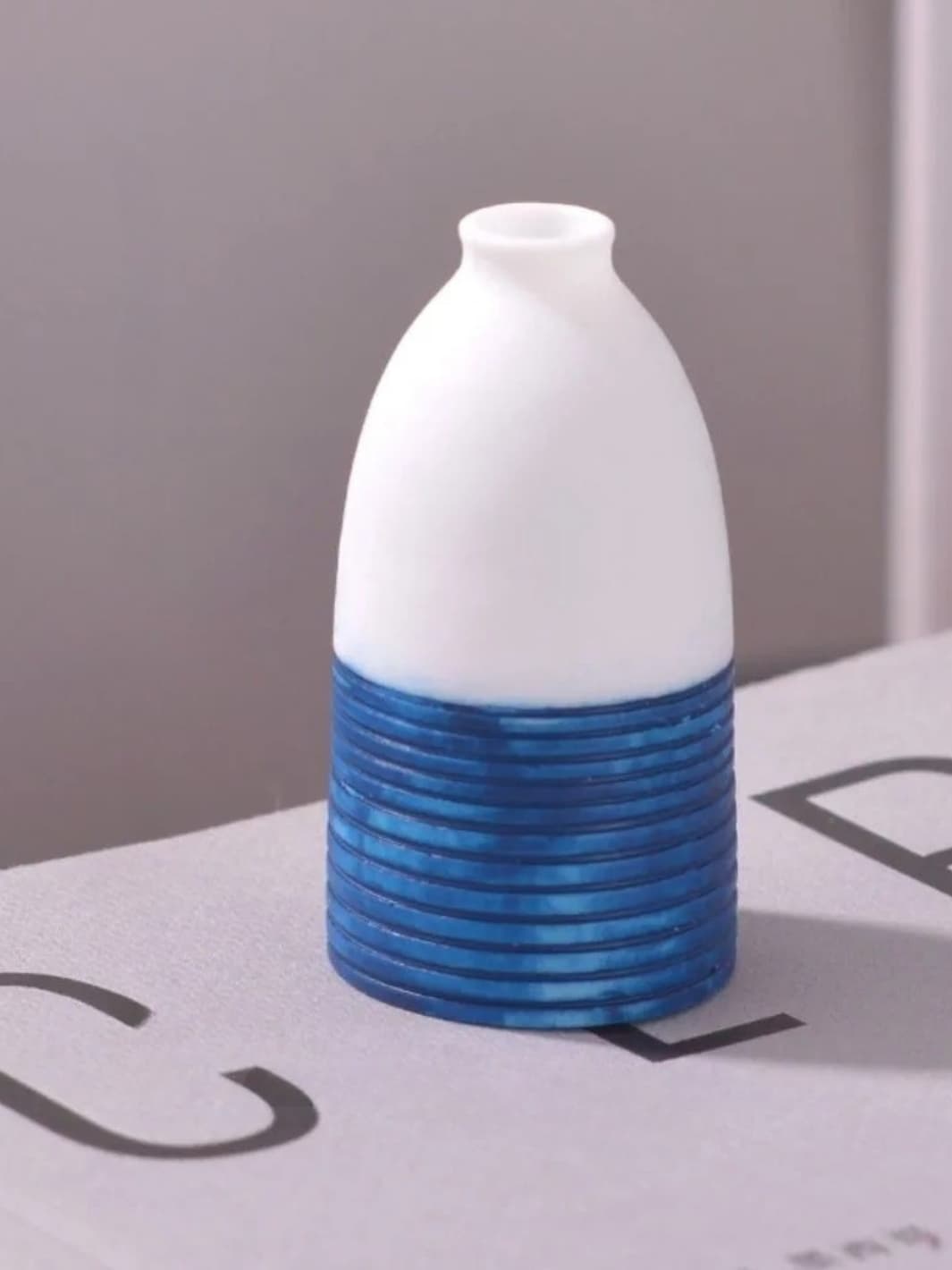 Vase | Miniature artisanal en résine bicolore