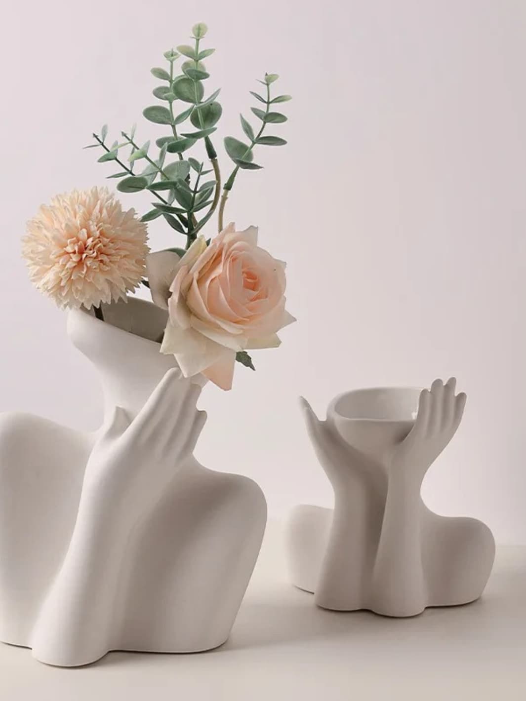 Vase | Mains en offrande sculpturales