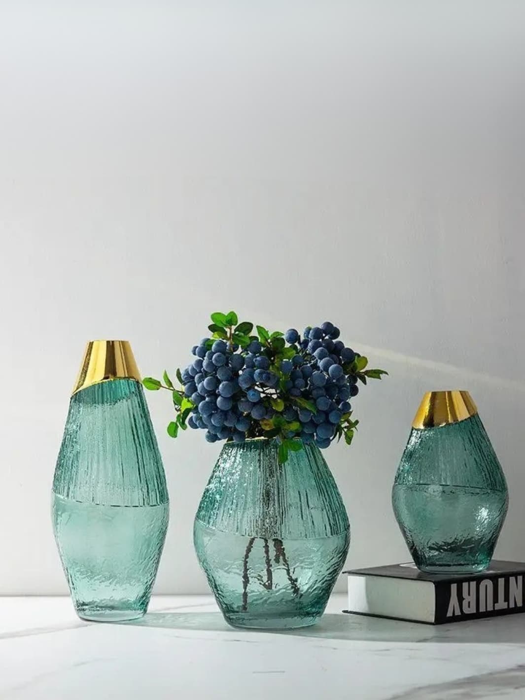 Vase | Pot en verre texturé bleu à col doré