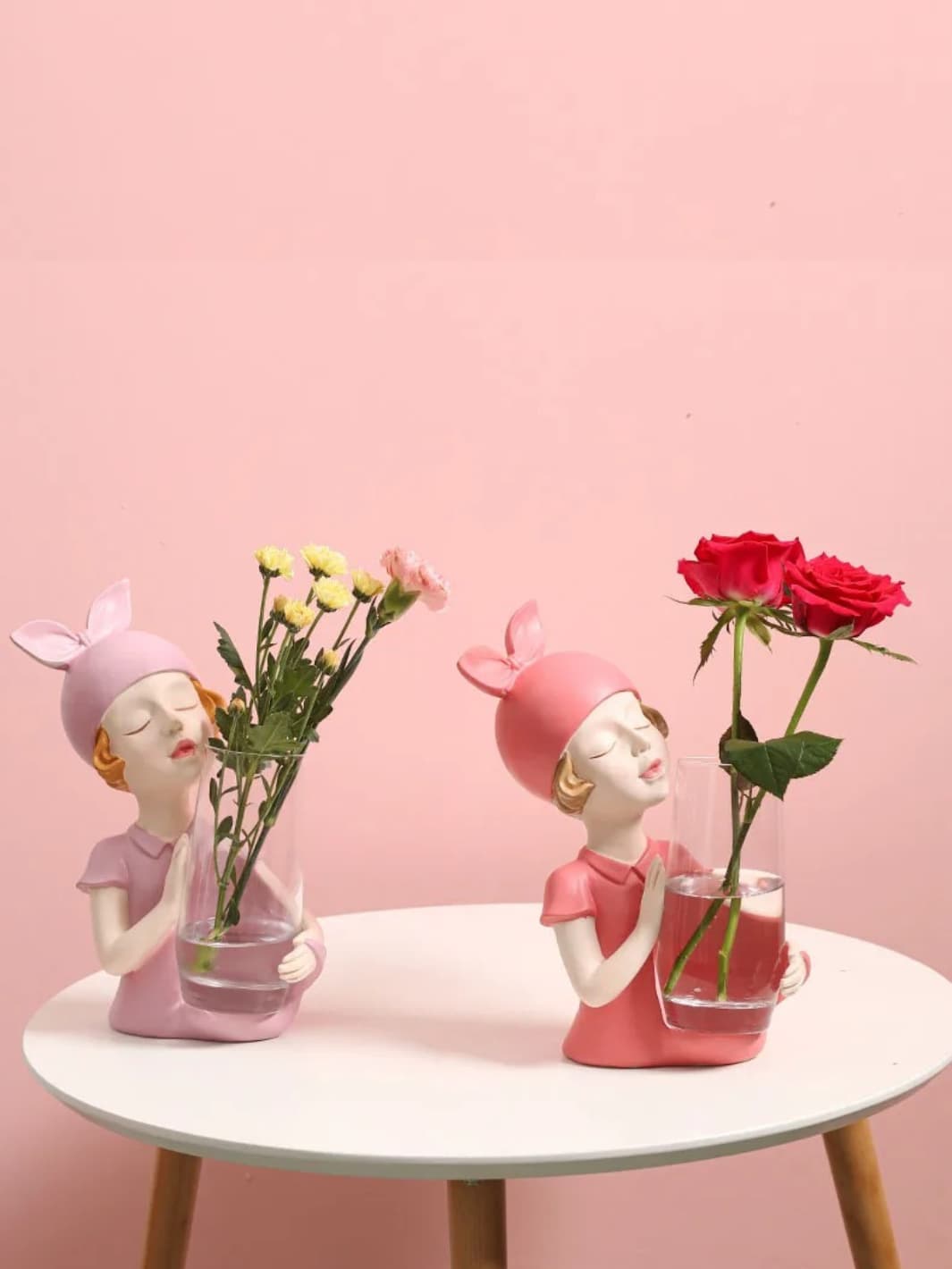 Vase | Fillette avec nœud et verre à fleurs