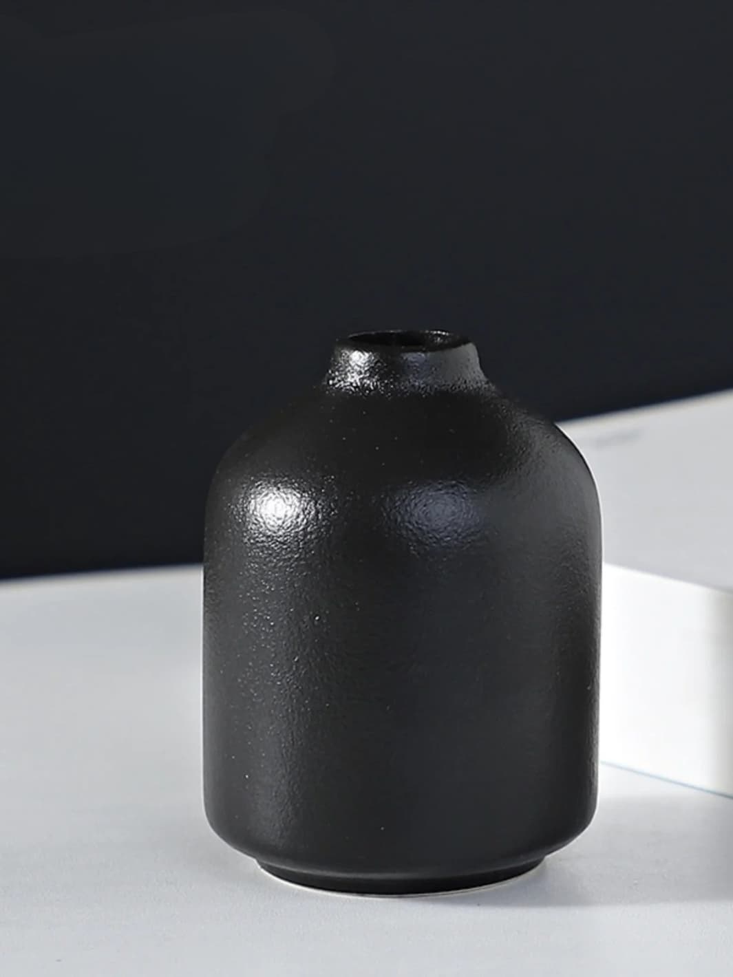Vase | Contenant arrondi en céramique brute