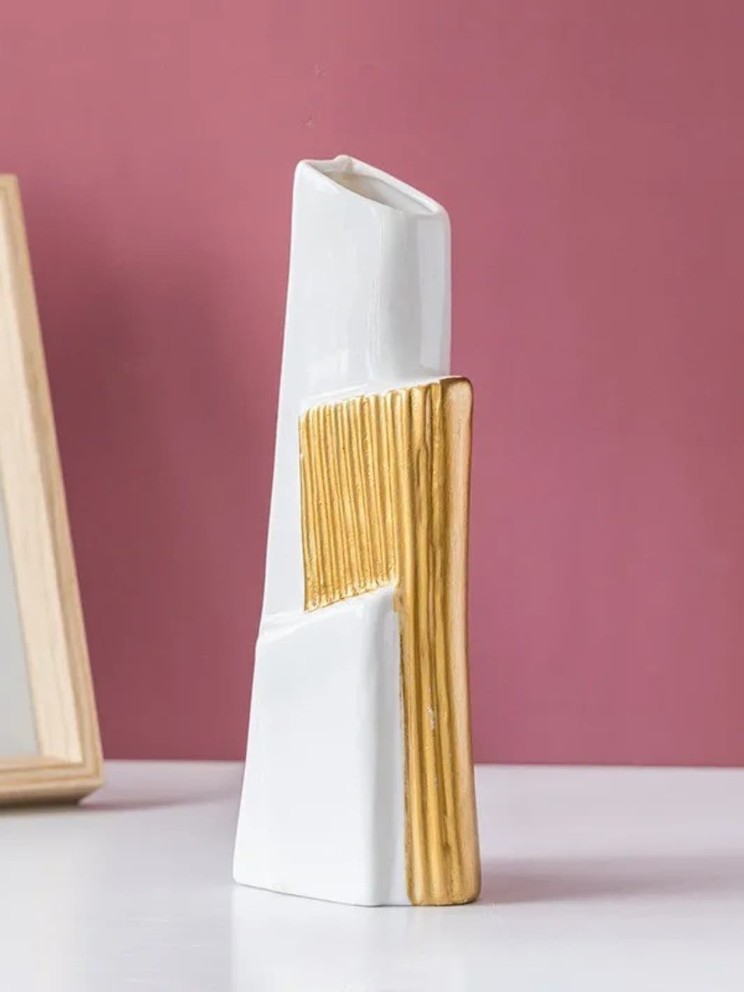 Vase | Décoration géométrique blanche et dorée en céramique