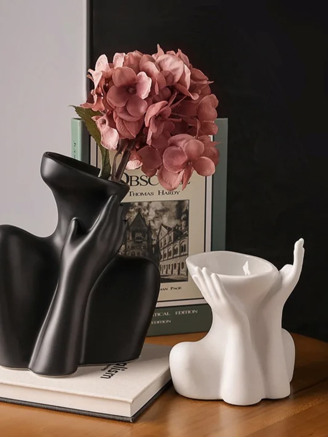 Vase | Mains en offrande sculpturales