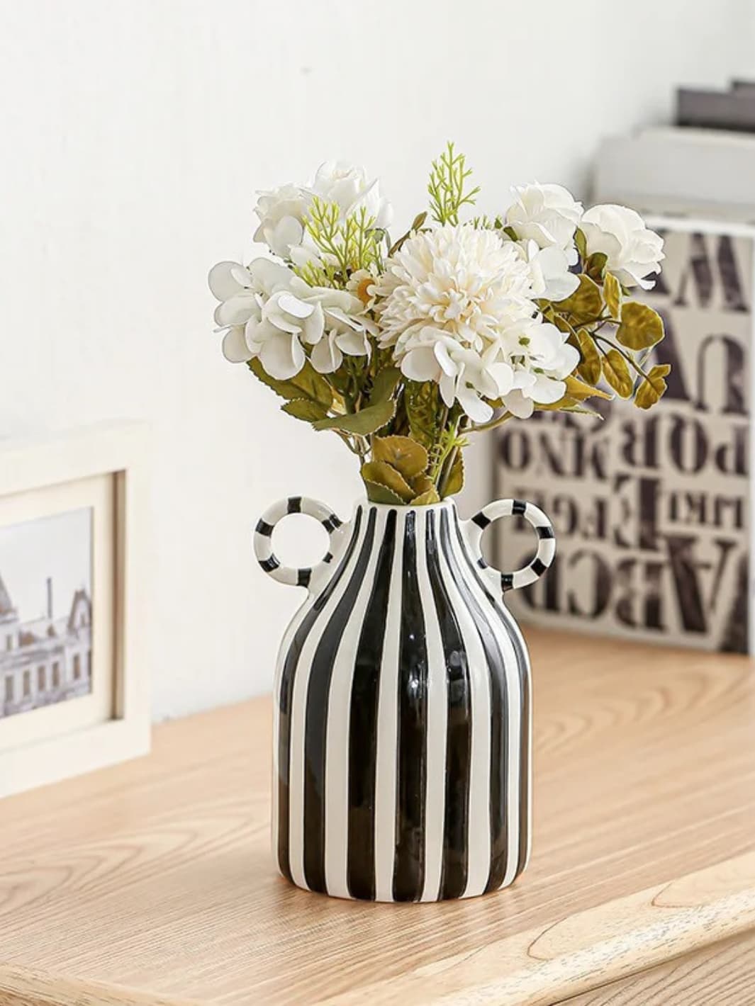 Vase | Pot en céramique à anses rayé