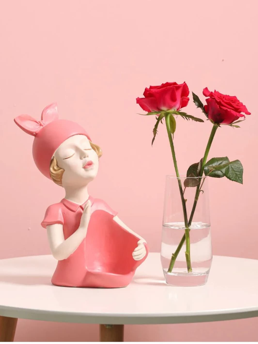 Vase | Fillette avec nœud et verre à fleurs