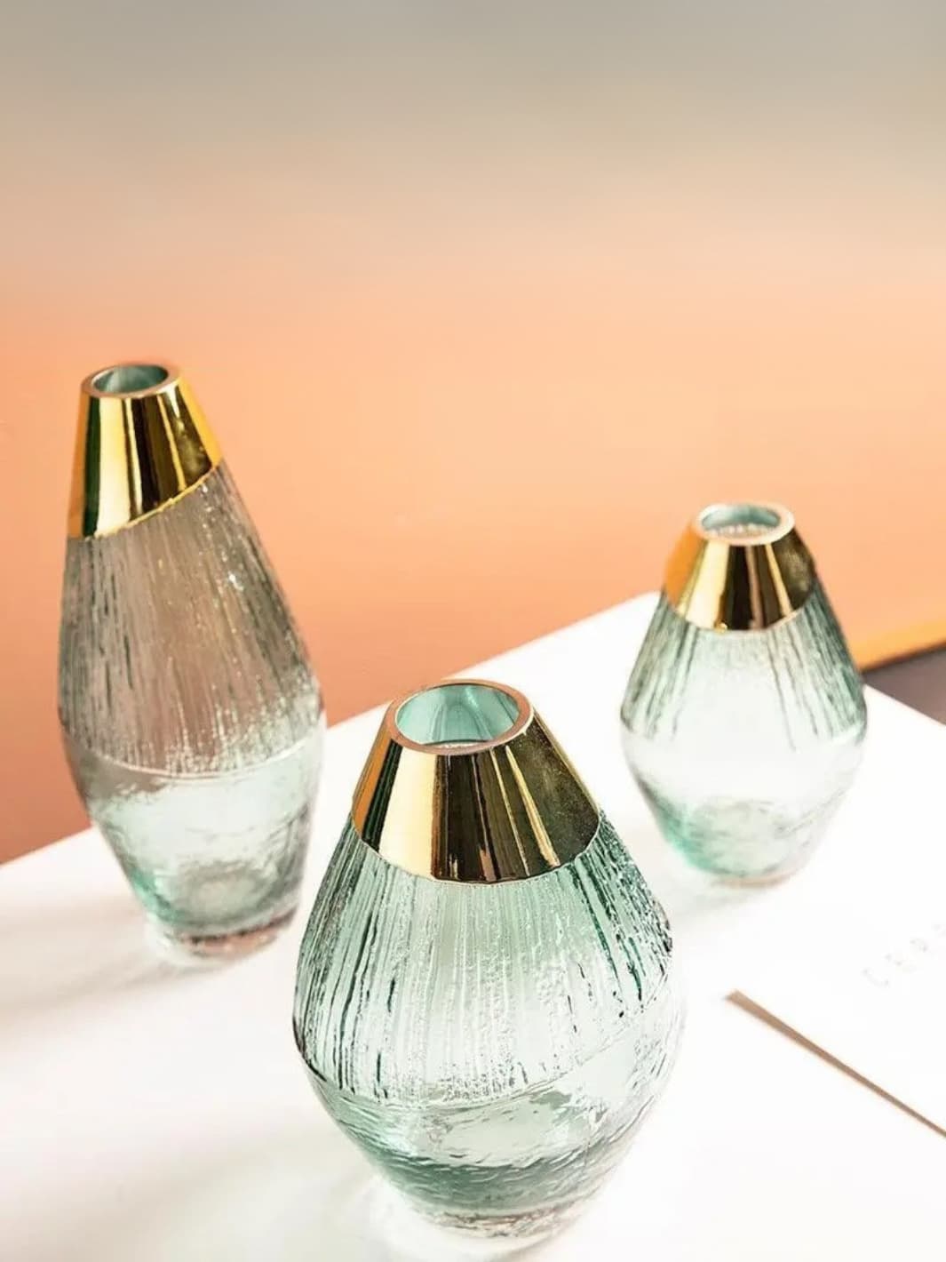 Vase | Pot en verre texturé bleu à col doré