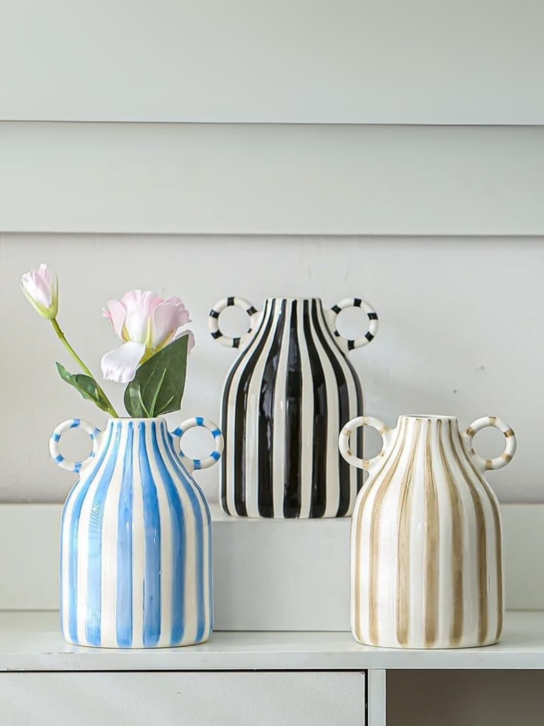 Vase | Pot en céramique à anses rayé