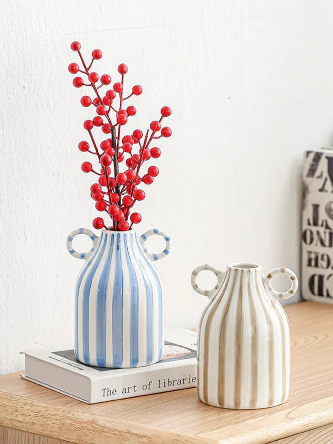 Vase | Pot en céramique à anses rayé
