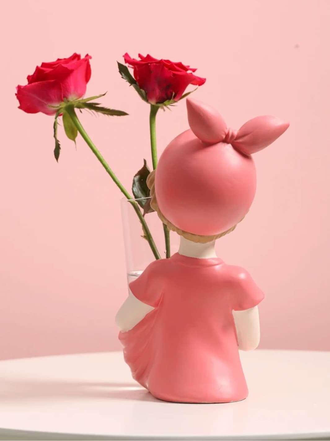 Vase | Fillette avec nœud et verre à fleurs