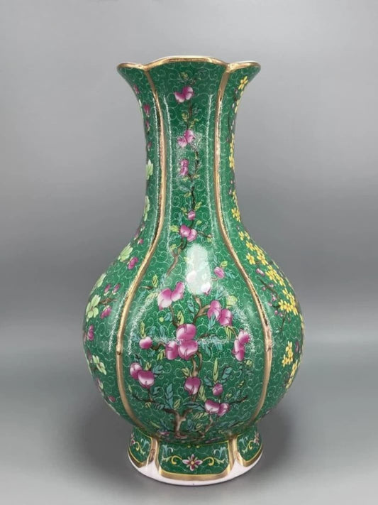 Vase | Céramique florale travaillée teinte vert